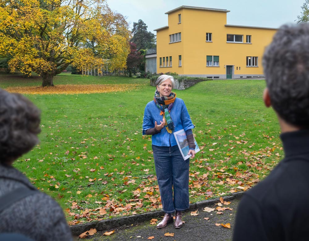 Cony Grünenfelder vor der Villa Senar, Hertenstein, Weggis